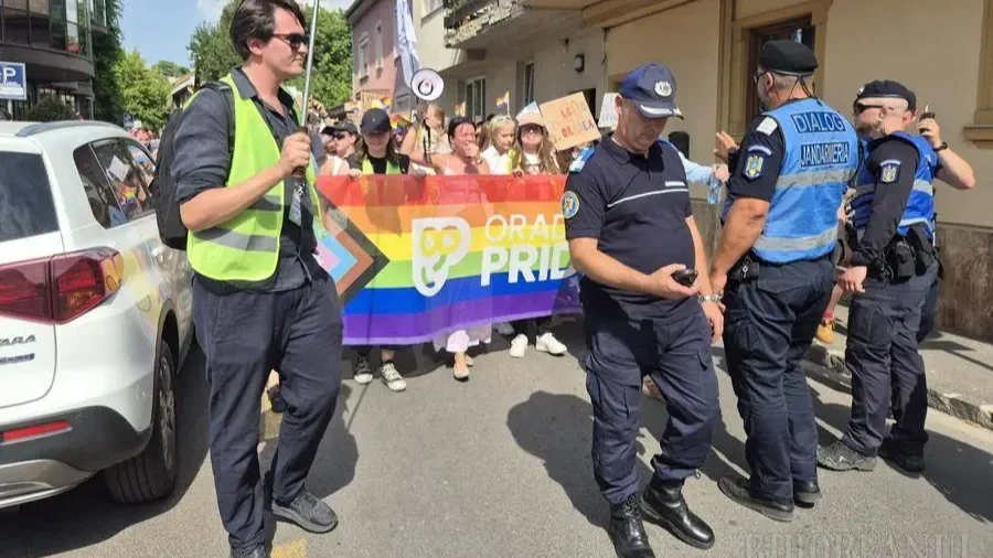 Budapesten nem sikerült, Nagyváradon igen: a rendőrök megállították a Pride vonulást (+VIDEÓ)