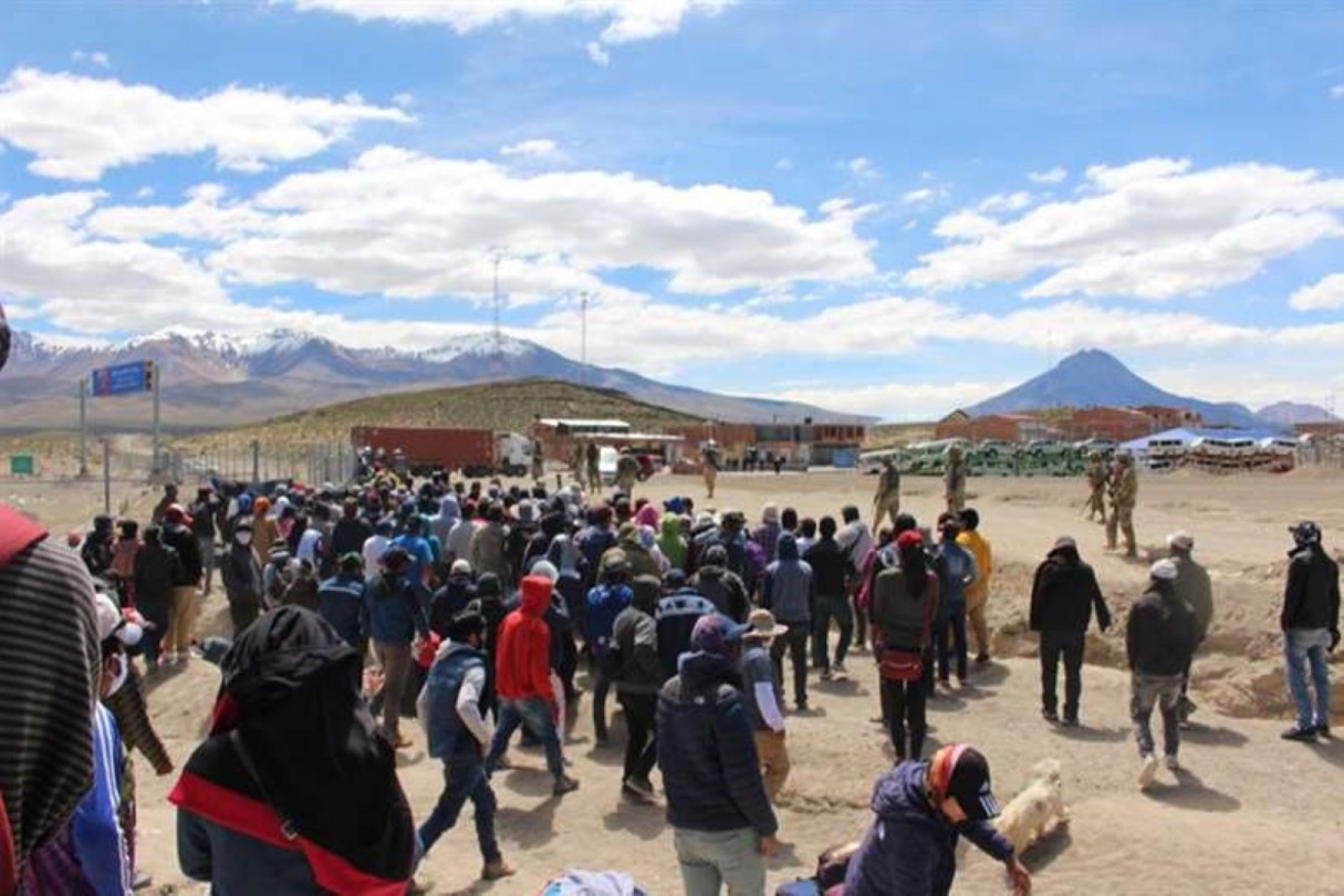 Bolíviában nem engedték be és könnygázzal fogadták a hazaérkezőket (videók)