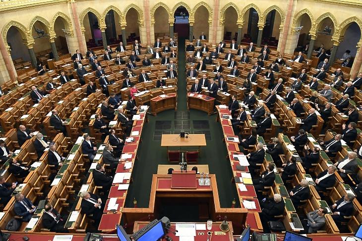 Fizetésemelés: a képviselői alapbér 989 700 forintról 1 103 400 forintra emelkedett