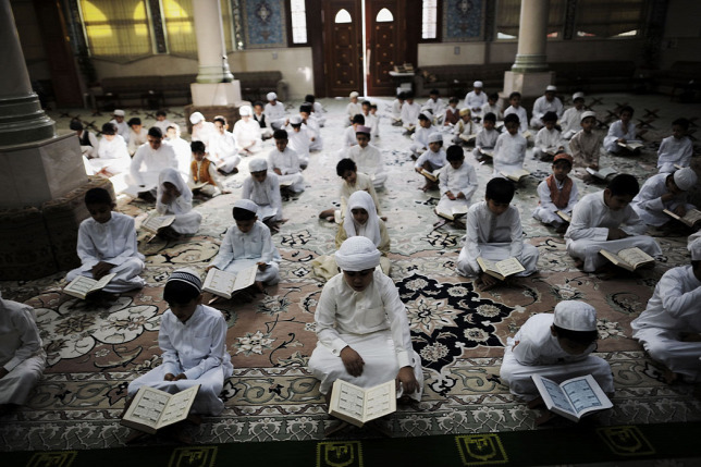 A muzulmánok világszerte óvintézkedések közepette ünneplik a ramadán végét