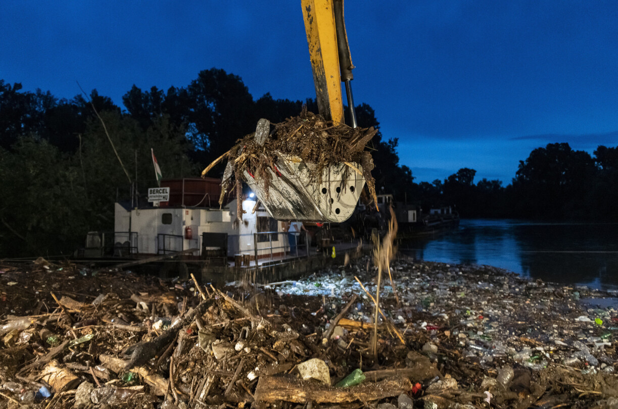 Elképesztő mennyiségű szemét érkezik Romániából a Szamoson