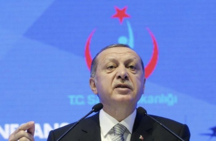 Bajban a török gazdaság, még a hitelminősítő is leminősítette