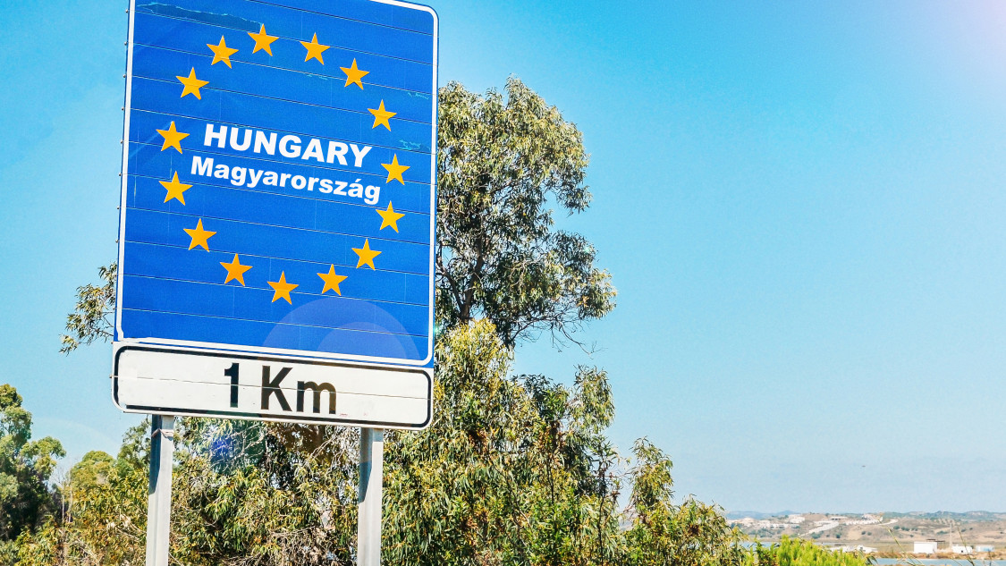 Akkora volt a dugó a határzár miatt, hogy a rendőrök inkább mindenkit beengedtek Magyarországra