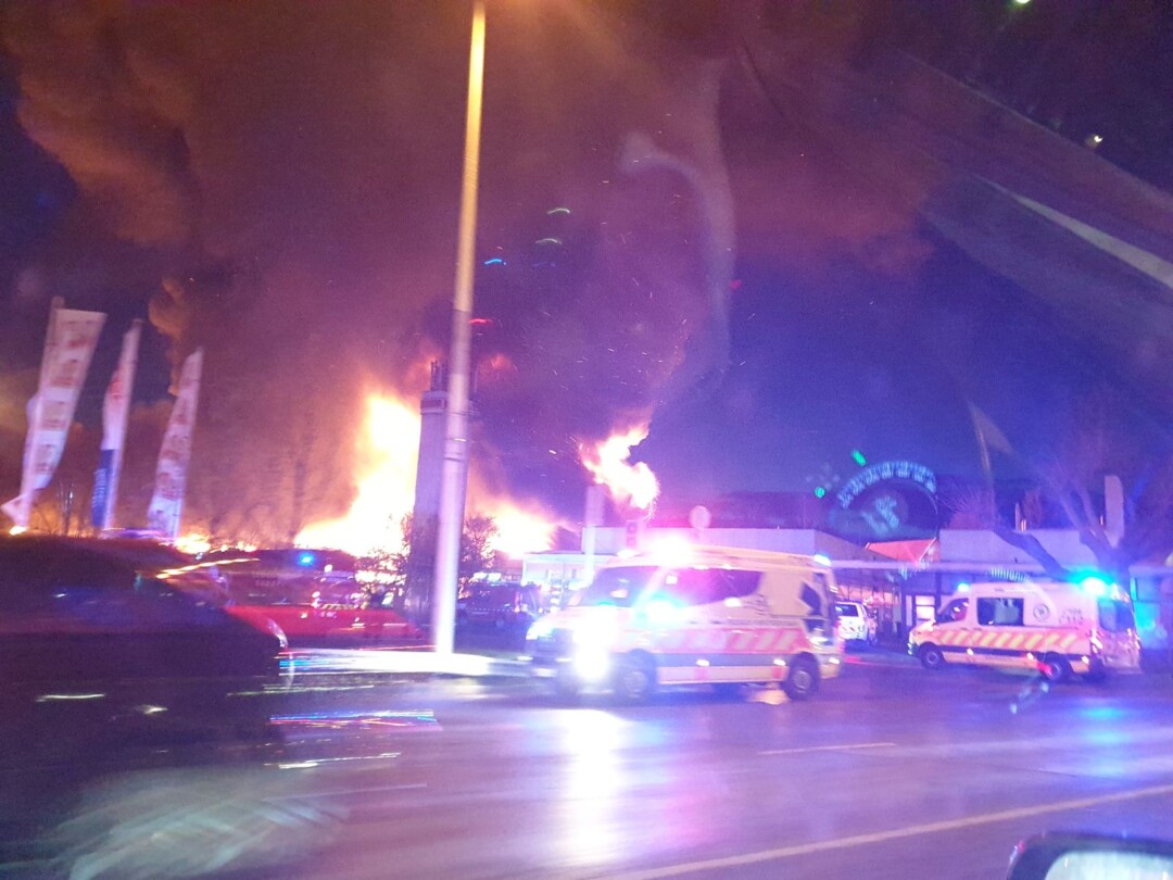 Lángokban áll a szentendrei SPAR