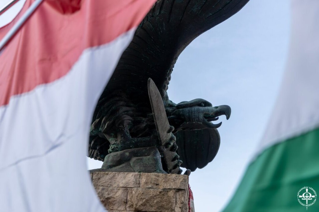 HVIM: Megvédjük nemzeti jelképeinket, ’56 hősei példáképek számunkra!