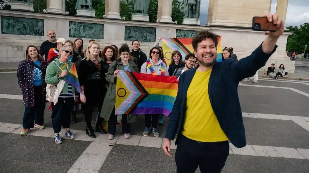 Az Amnesty igazgatója szelfizik a múlt szombati Pride-on