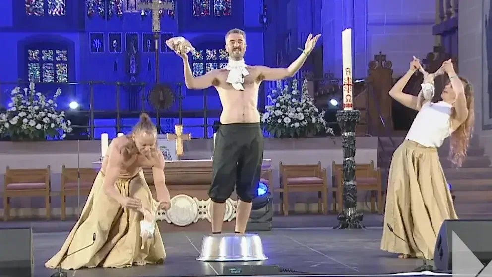A „Westfalen Side Story” szereplői a szentély előtt játszanak csirkével pelenkában – Fotó: LWL