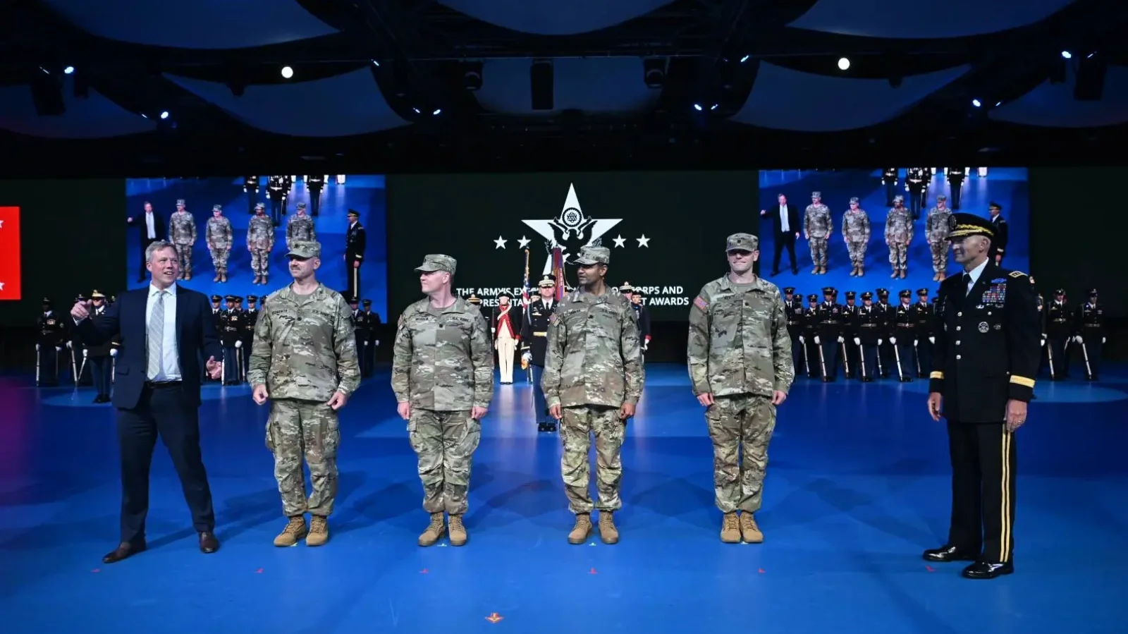 Dr. Dan Driscoll, az Egyesült Államok hadseregének minisztere beszédet tartott a Detachment 201, az EIC kinevezési ünnepségén. (Fotó: Leroy Council/U.S. Army)