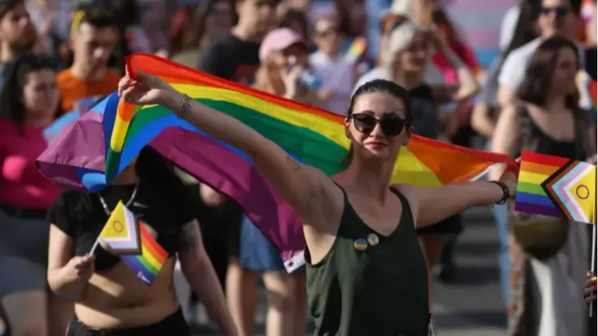 Elindult a „Bucharest Pride”: a túl sok tojást vásárló lakosokat a csendőrség állítja elő