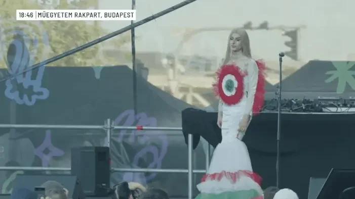 Mia Szösz előadás közben / Képernyőkép: Partizán