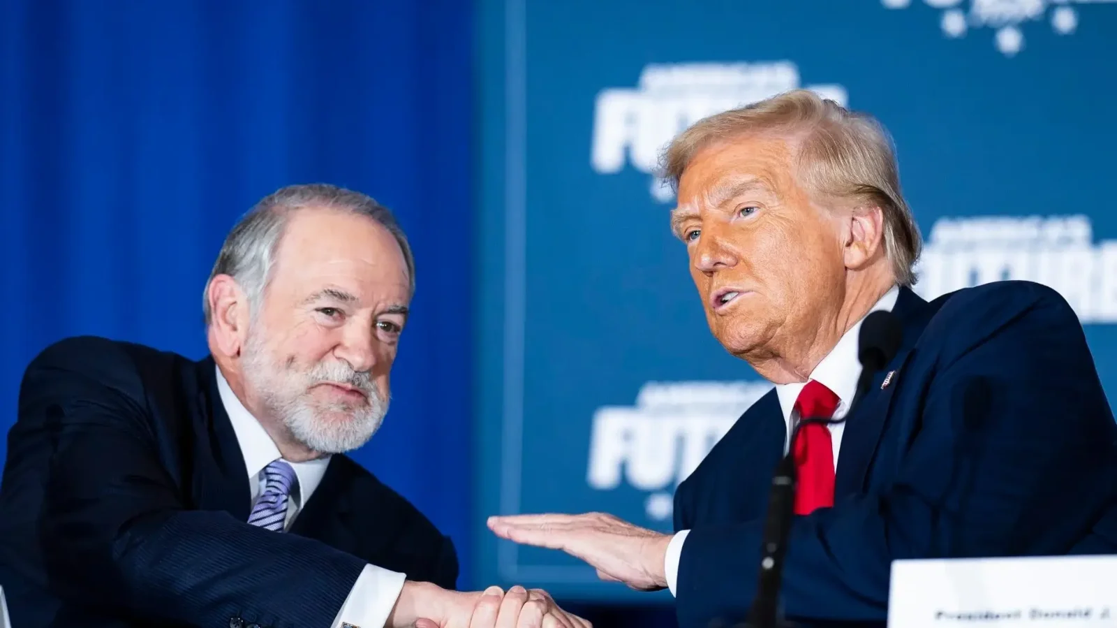 Mike Huckabee és Donald Trump egy kampányrendezvényen Pennsylvaniában, 2024 októberében Forrás: The Washington Post