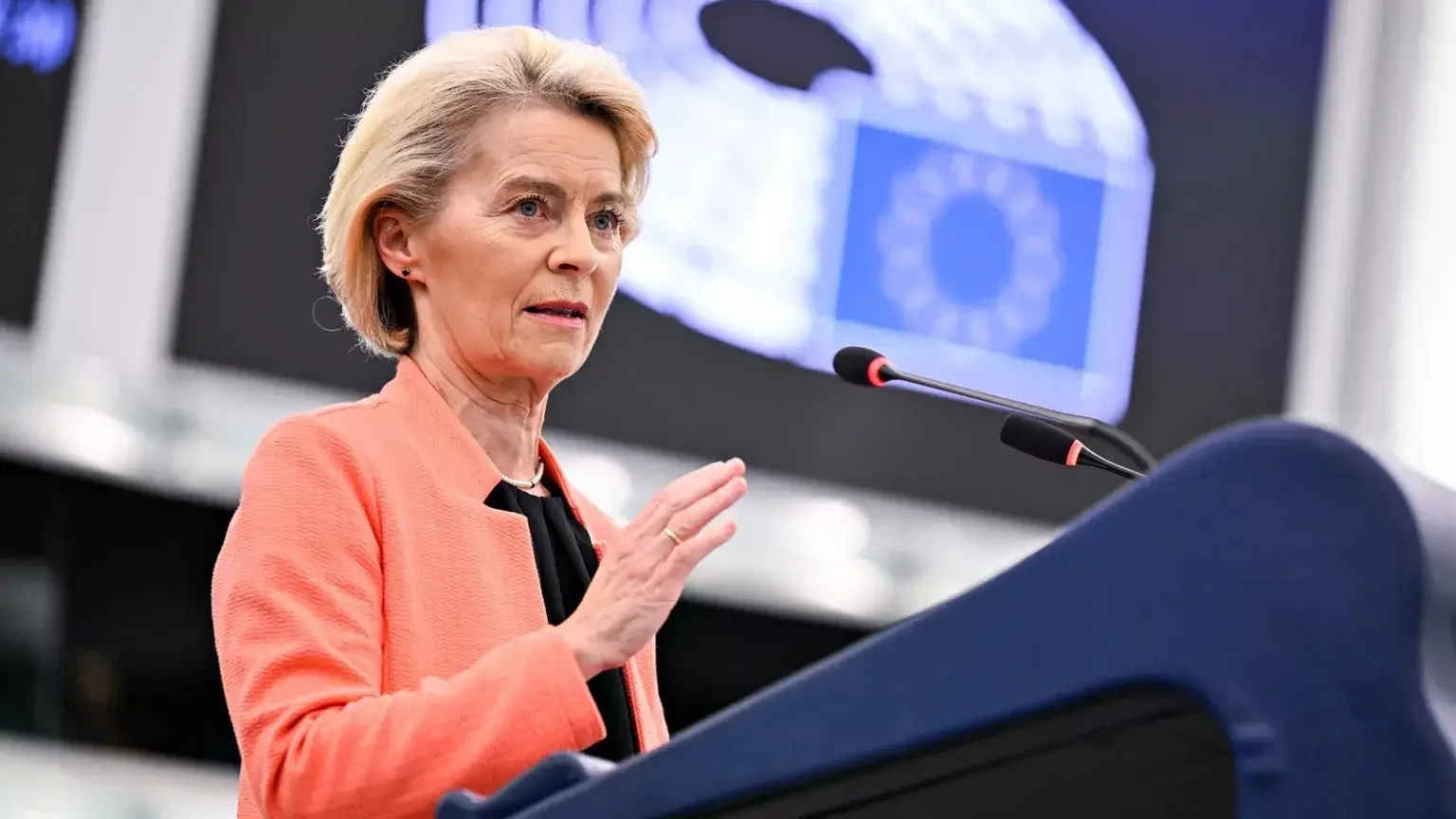 Nem úszhatja meg „Pfizer” Von der Leyen a vakcinabeszerzések miatti botrányt