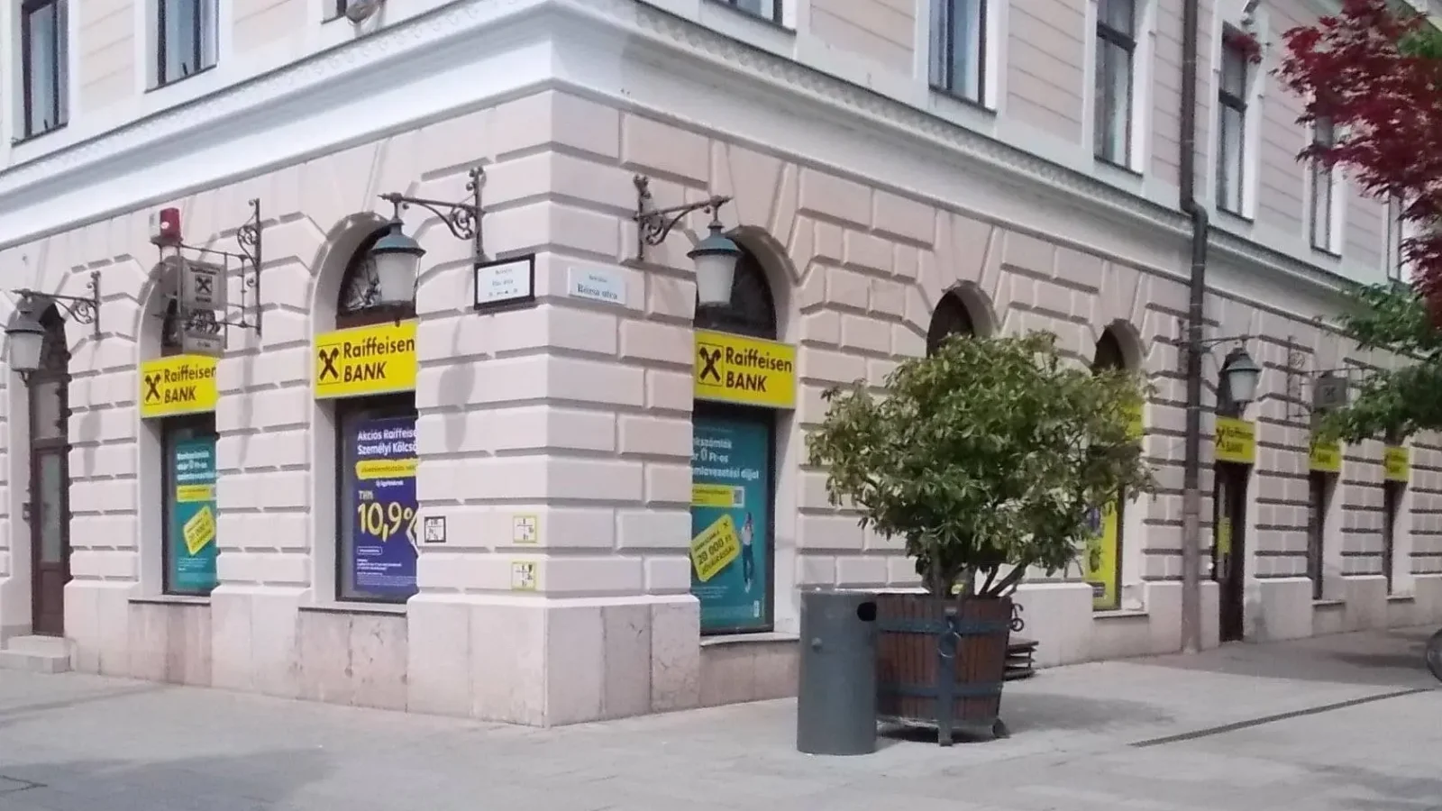 Sorra bújnának ki a bankok a felelősség alól – a Raiffeisen is csatlakozott