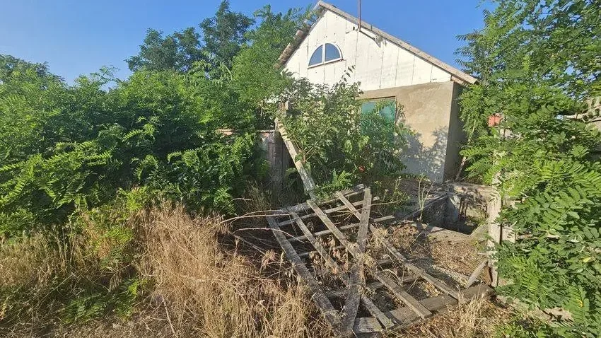Kidöntött kerítésű ház Kép: Fogarasi Renáta/Cívishír
