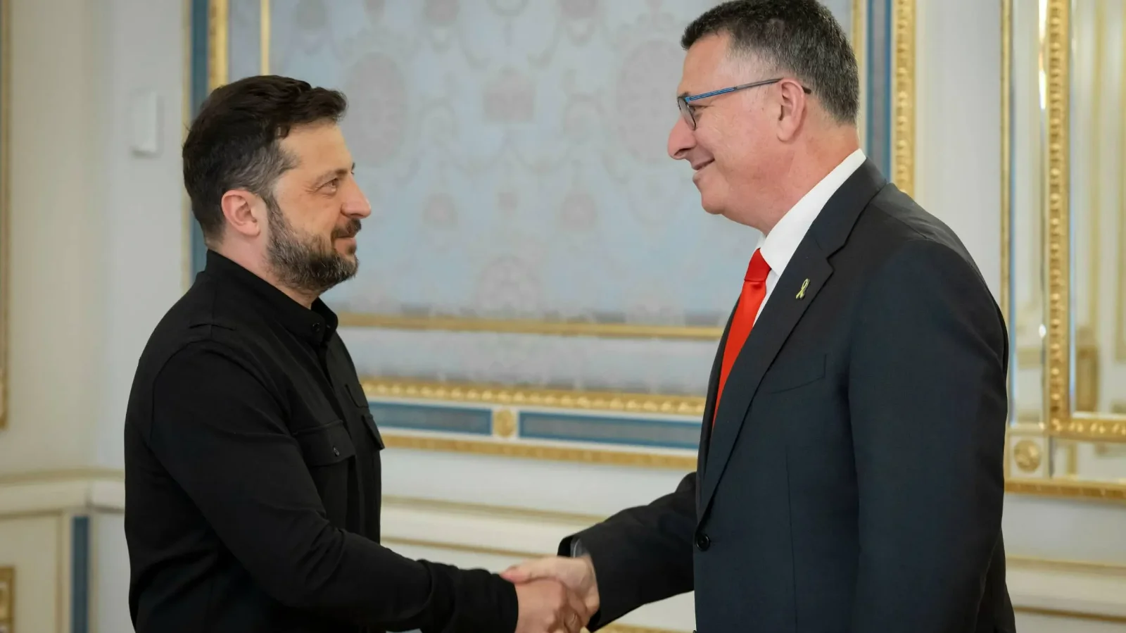 Volodimir Zelenszkij ukrán elnök (balra) és Gideon Szaár izraeli külügyminiszter találkozása Kijevben, 2025. július 23-án (Forrás: Zelenszkij X-oldala)