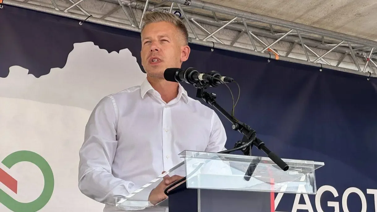 Magyar Péter várja Toroczkait, akit a mikrofonhoz nem engedne oda (+VIDEÓ)