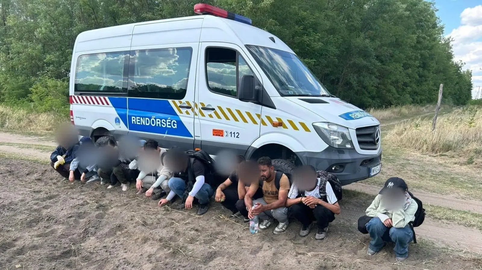 Elkezdték kínainak vallani magukat a hazánkba betörő migránsok