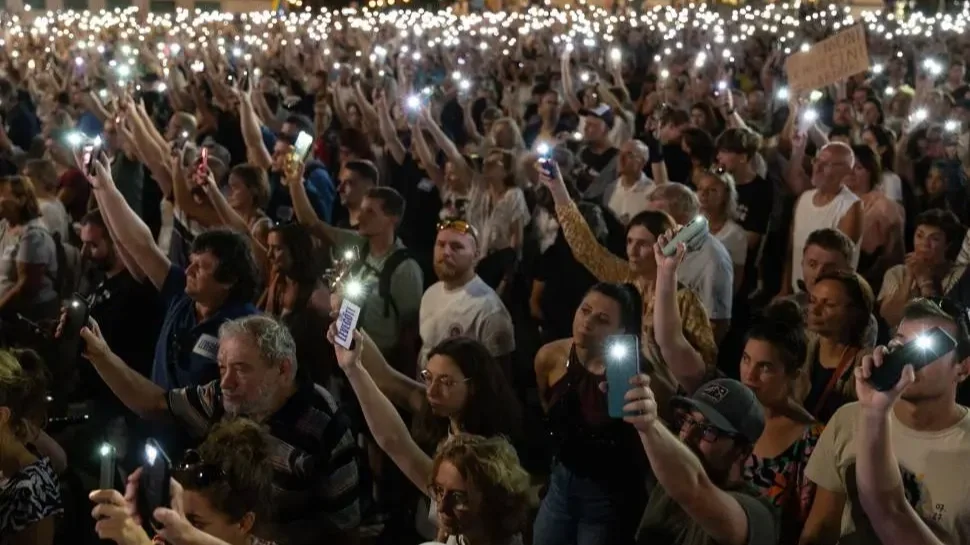 Kép: Médiavadász visszavág Facebook-bejegyzése „A képen a tömeg, kezében a gyűlölet ellenszerével, az egész emberiség szeretetteli összekapcsolását szimbolizáló okostelefonnal”