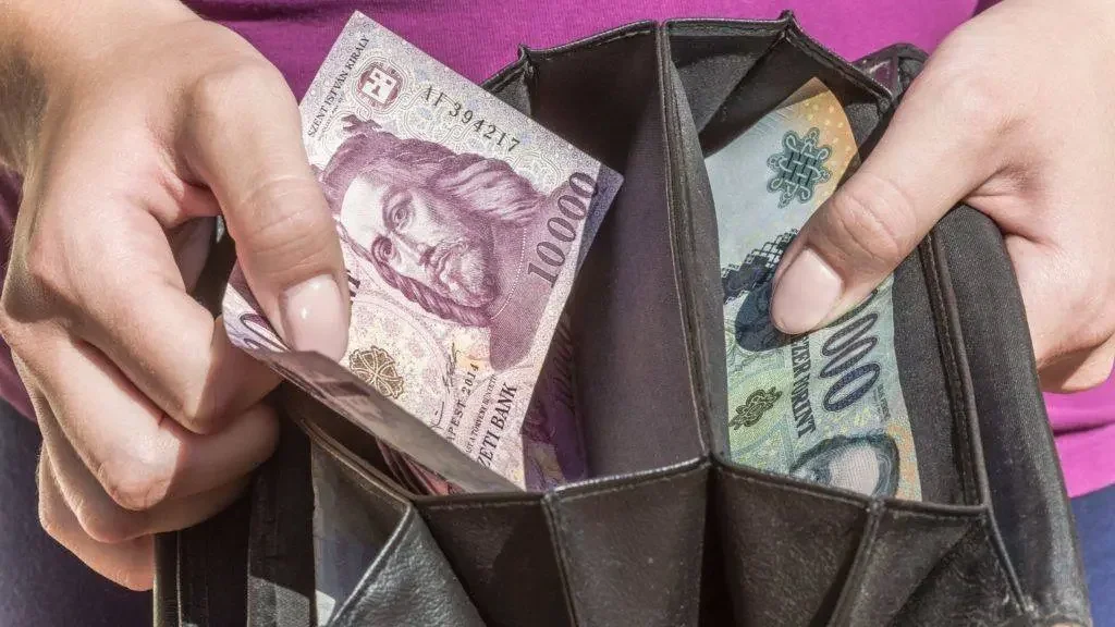 KSH: 693 700 forint volt a júliusi bruttó átlagkereset