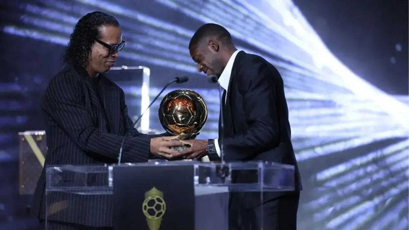 Ousmane Dembélének Ronaldinho adta át az Aranylabdát (Fotó: AFP)