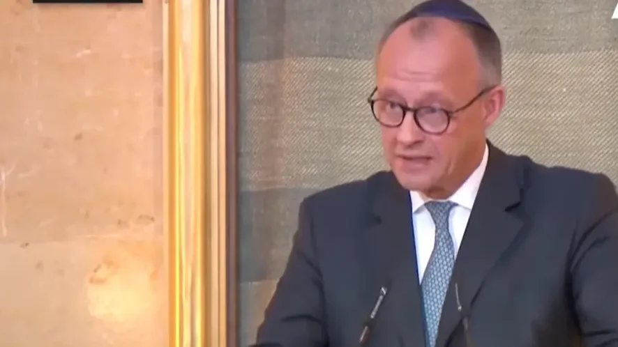 Zsinagóga avatásán sírta el magát a német kancellár (+VIDEÓ)