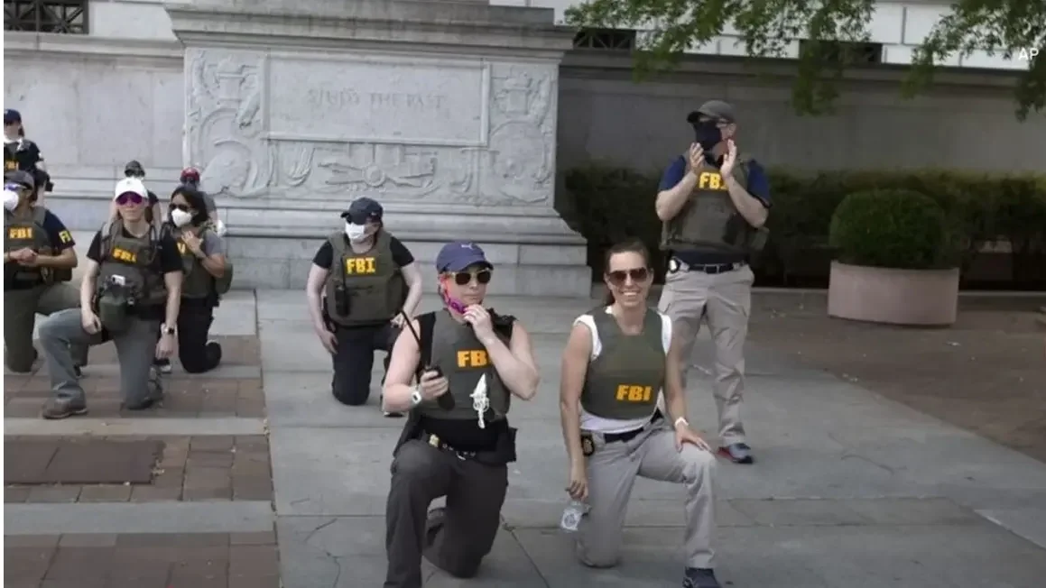 Kirúgta az FBI a BLM előtt térdeplő alkalmazottait