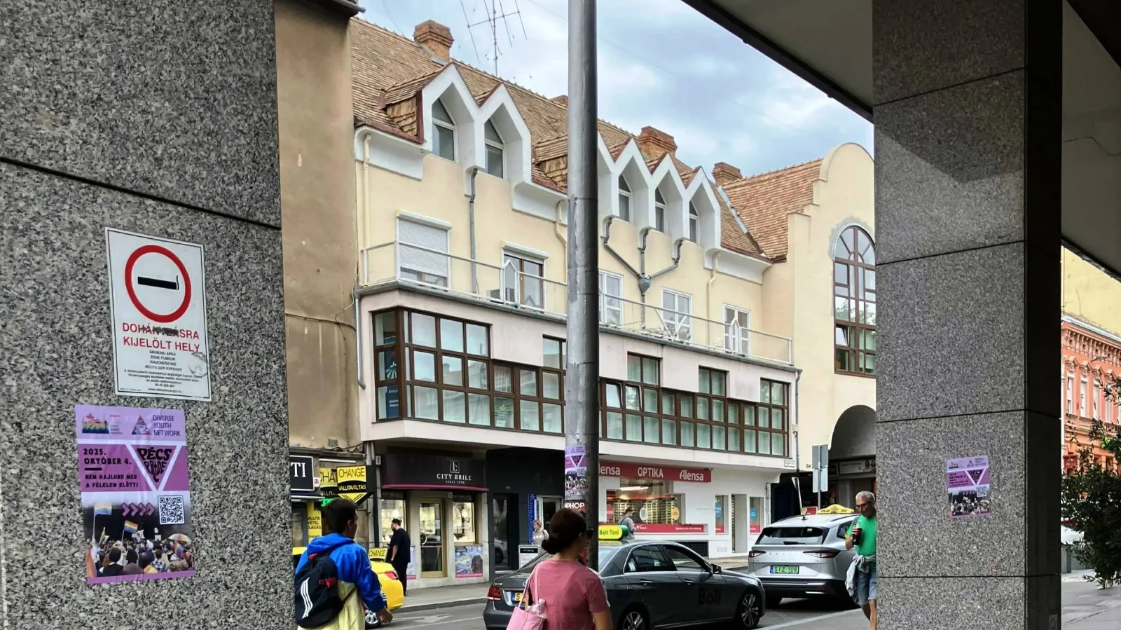 Plakátokon hirdetik a betiltott pécsi Pride-ot