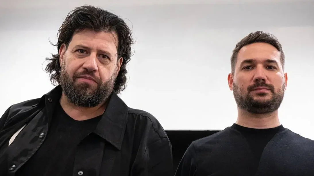 Bal oldalon Puzsér Róbert, jobb oldalon Zaránd Péter főszerkesztő (kép forrása: 444)