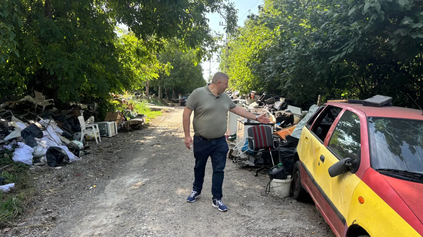 Pécsett számol fel illegális szemétlerakót a város helyett a Mi Hazánk (+VIDEÓ)