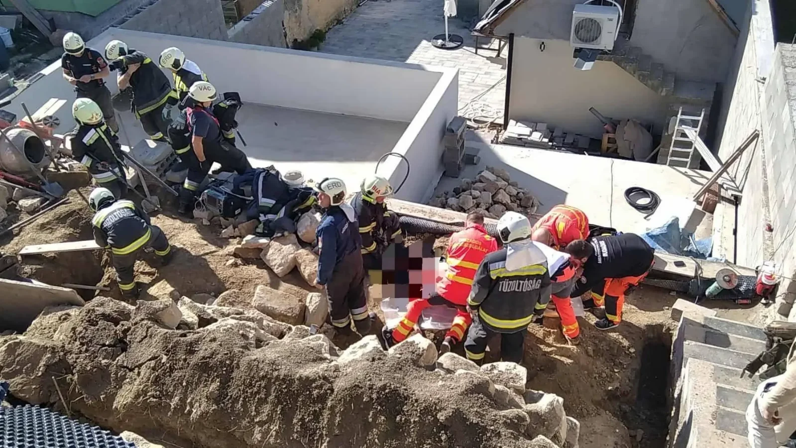 Biatorbágyon munkásokra omlott egy támfal