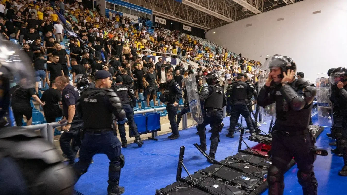 A magyar csapatot is megbüntette az UEFA, miután a román szurkolók balhéztak