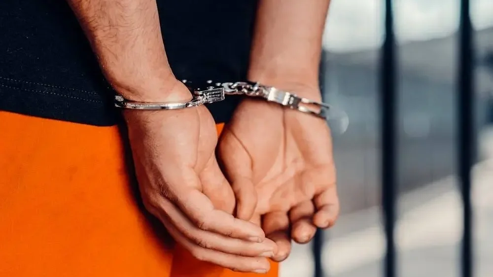 Fojtogatta a nőt, majd vascsővel fenyegette Bicskén