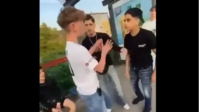 Buszra váró német fiatalt vertek össze migránsok
