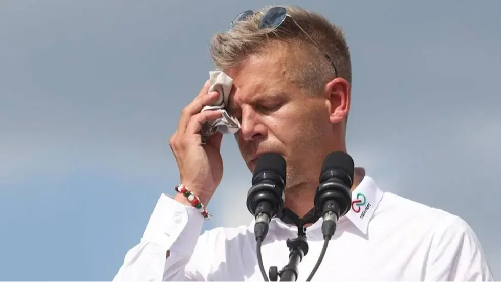 Bedobta a törölközőt az ongai Tisza Sziget