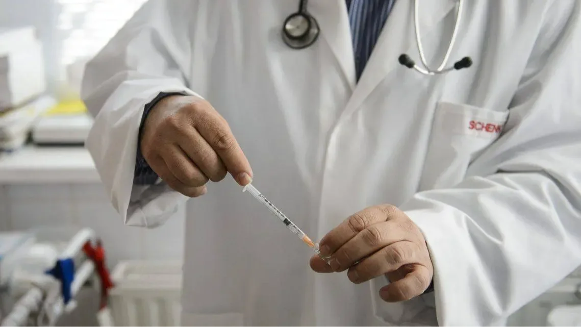 Nyugdíjazott dolgozók visszahívásával oldaná meg az egészségügy problémáját a kormány