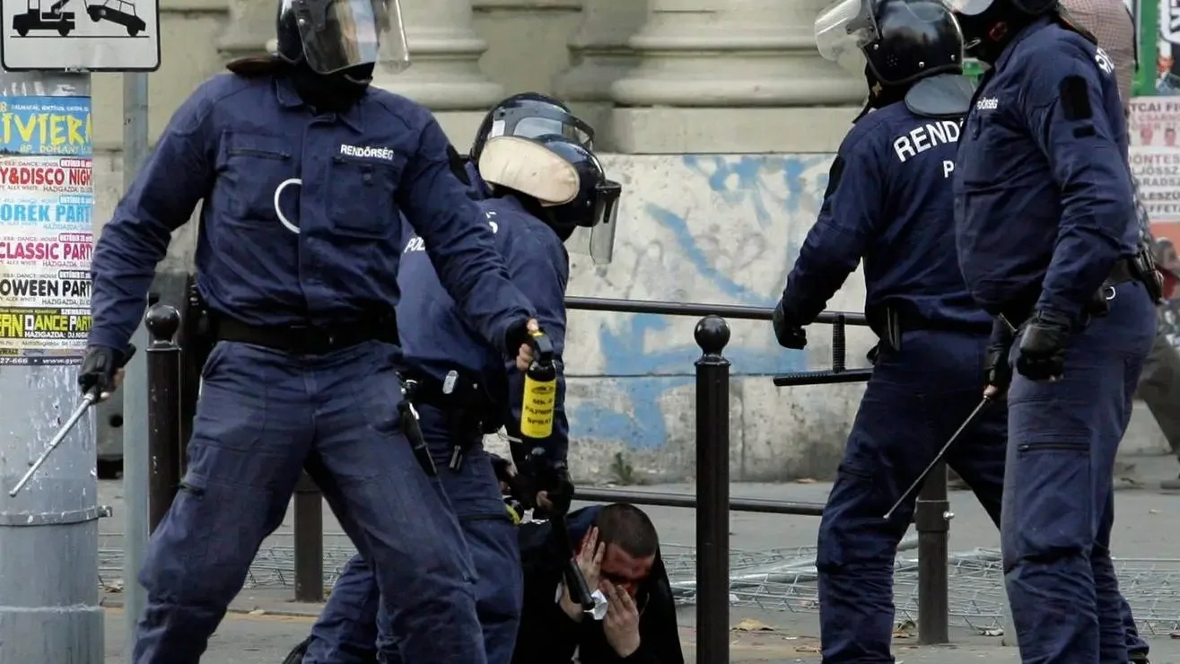 1956 és 2006 vérbe fojtói megbüntetendő állami terroristák, az ellenük harcolók hősök