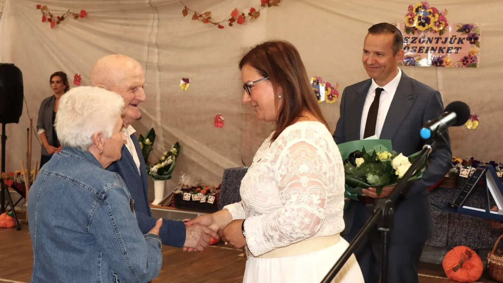 Toroczkai László és Papp Renáta együtt köszöntötte a szépkorúakat