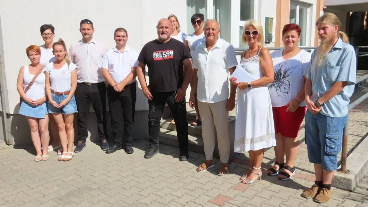 Adományozók és a kapuváriak: dr. Nagy Ádám adjunktus, Richie (Falkon Project zenekar), Odoricsné Buthi Krisztina intézményvezető.  Fotó: Cs. Kovács Attila/Kisalföld