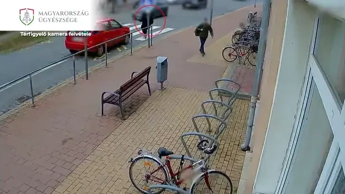 Egyirányú utcába behajtva, a zebrán ütött el egy gyalogost egy sofőr