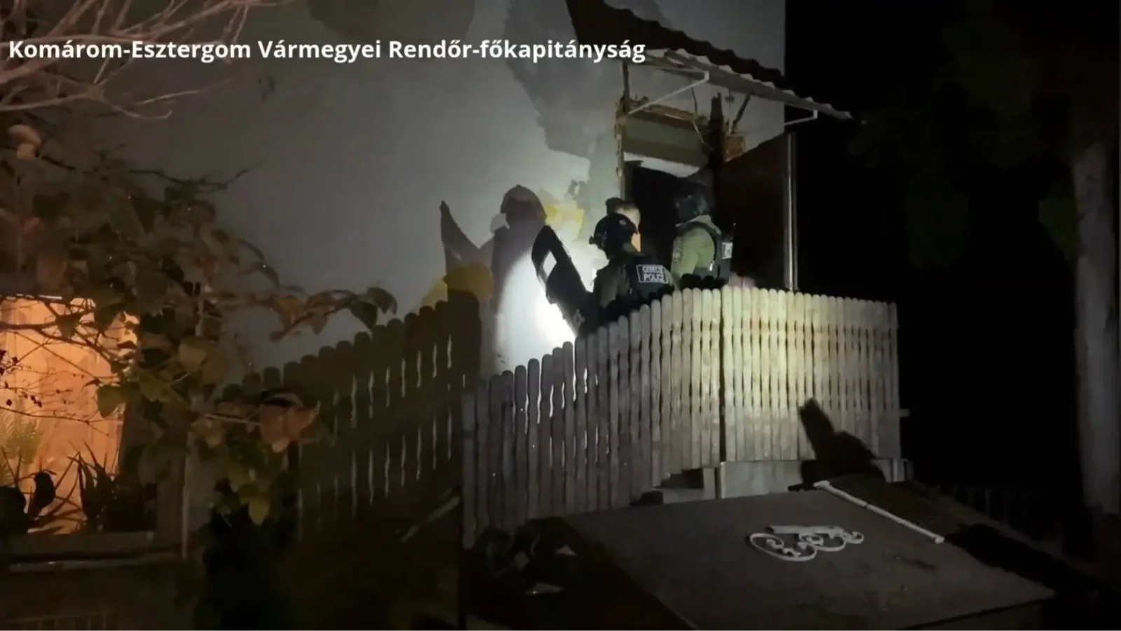 A rendőrség rajtaüt az elkövetőn