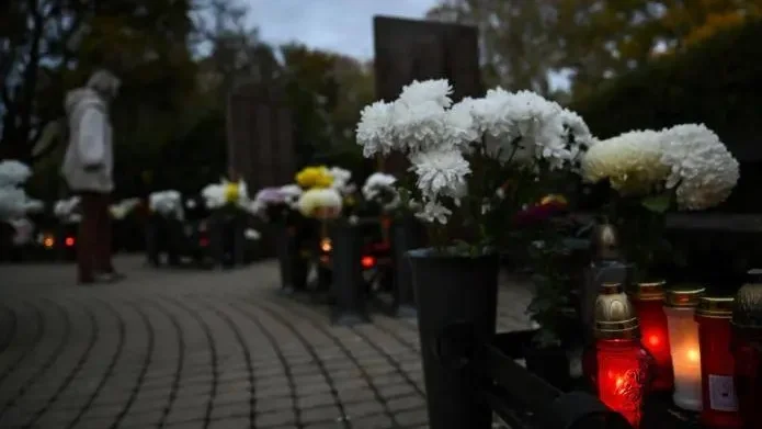 Ma tovább tartanak nyitva a temetők