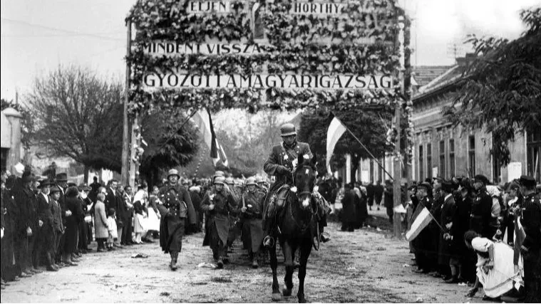 Kép: Párkány, 1938. november 6. Bevonul a magyar hadsereg Párkányba a Felvidék visszacsatolásakor. (Fotó: MTI/Hadtörténeti Intézet)
