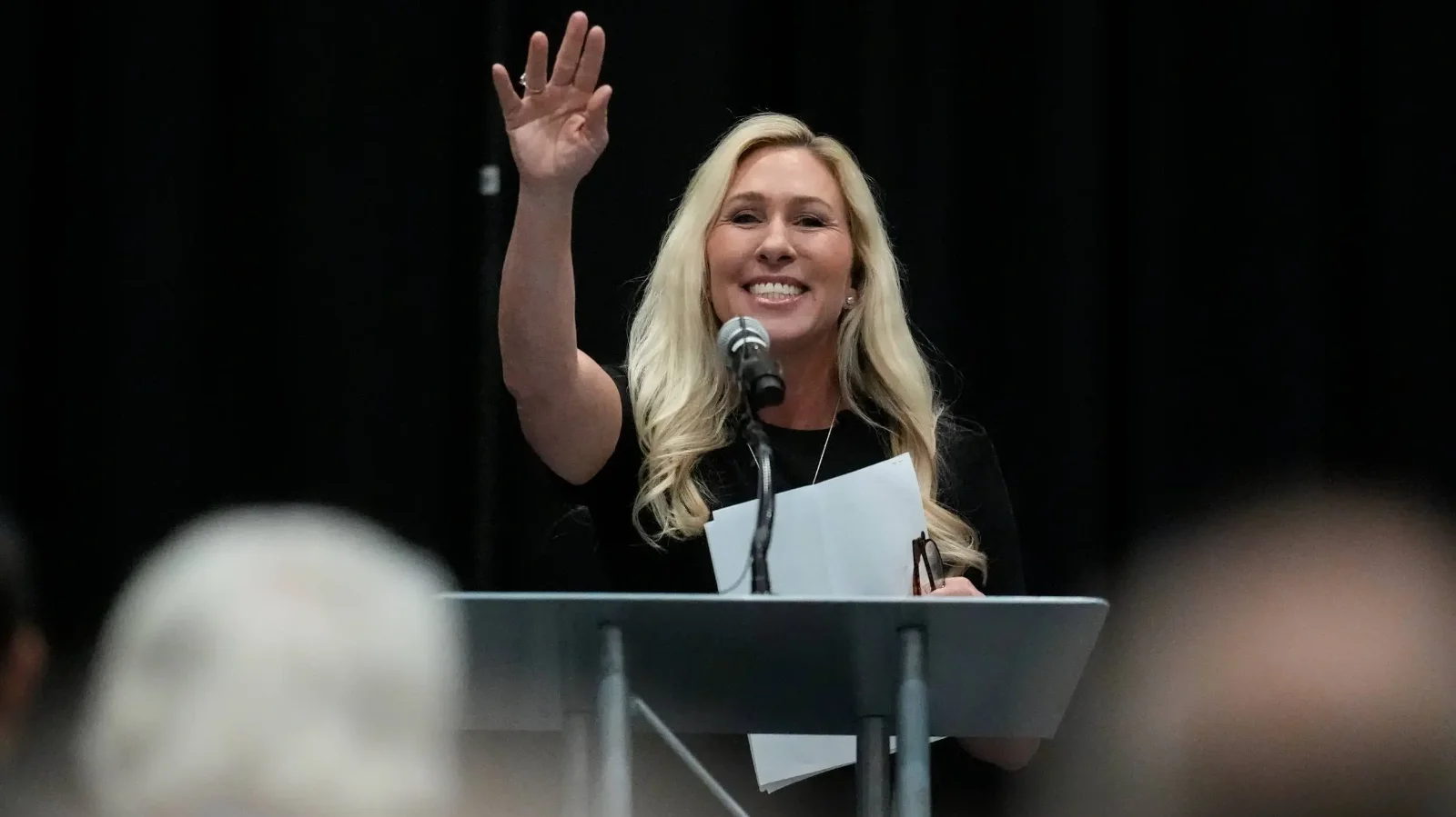 Marjorie Taylor Greene republikánus képviselő felszólal egy lakossági fórumon Acworthben, Georgia államban, 2025. április 15-én. (Fotó: Mike Stewart/AP)