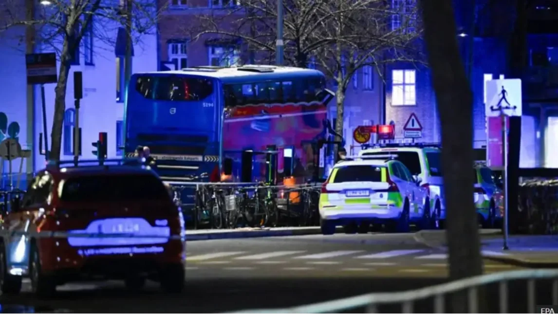 Emeletes busz hajtott egy megállóba Stockholmban – többen meghaltak
