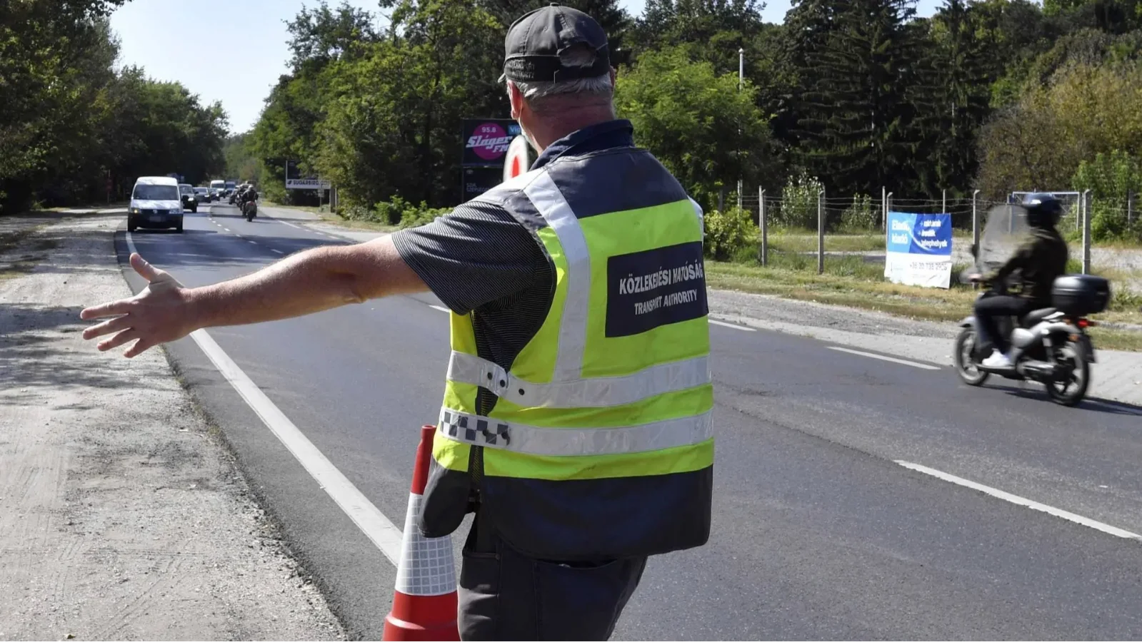 A Közlekedési Hatóság ellenőre leállít egy autót az idei közúti közlekedési környezetvédelmi akció keretében Budapest határában 2020. szeptember 21-én. Fotó forrása: MTI/Máthé Zoltán