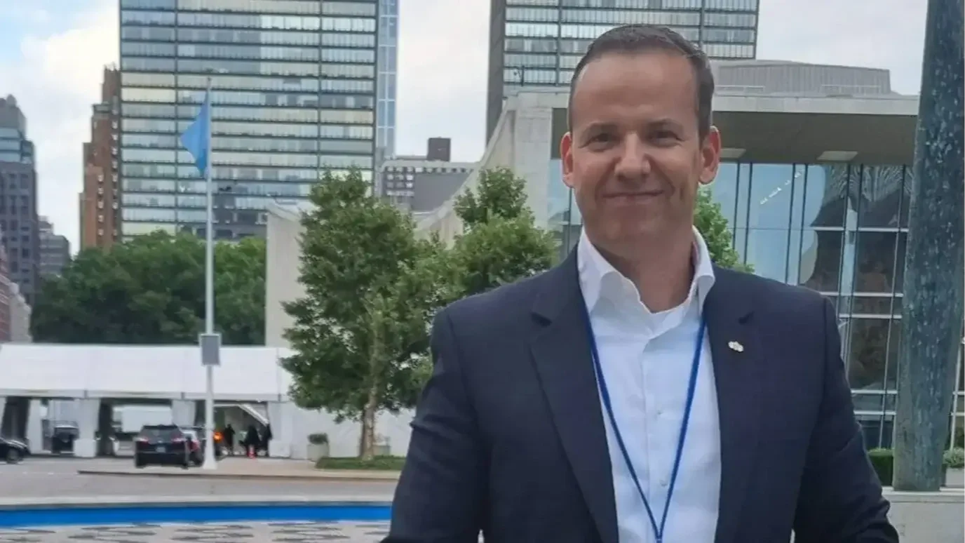 Toroczkai László New Yorkban, az ENSZ főhadiszállása előtt (forrás: X/Toroczkai László)