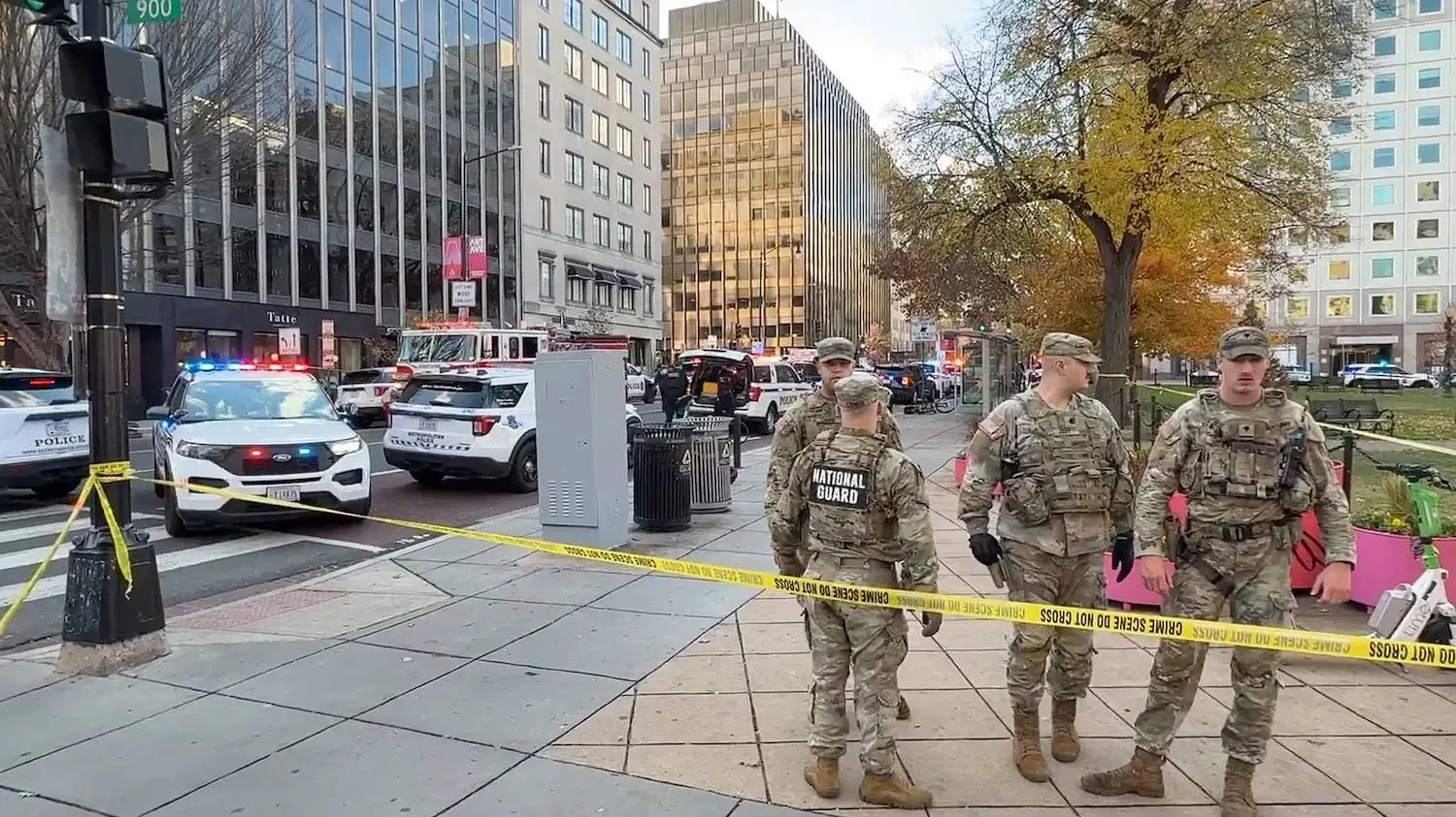 Az amerikai Nemzeti Gárda tagjai és a rendfenntartó erők a lövöldözés helyszínén