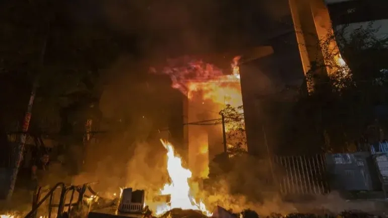 2025. december 19-én tüzet gyújtottak a dakkai The Daily Star épületében