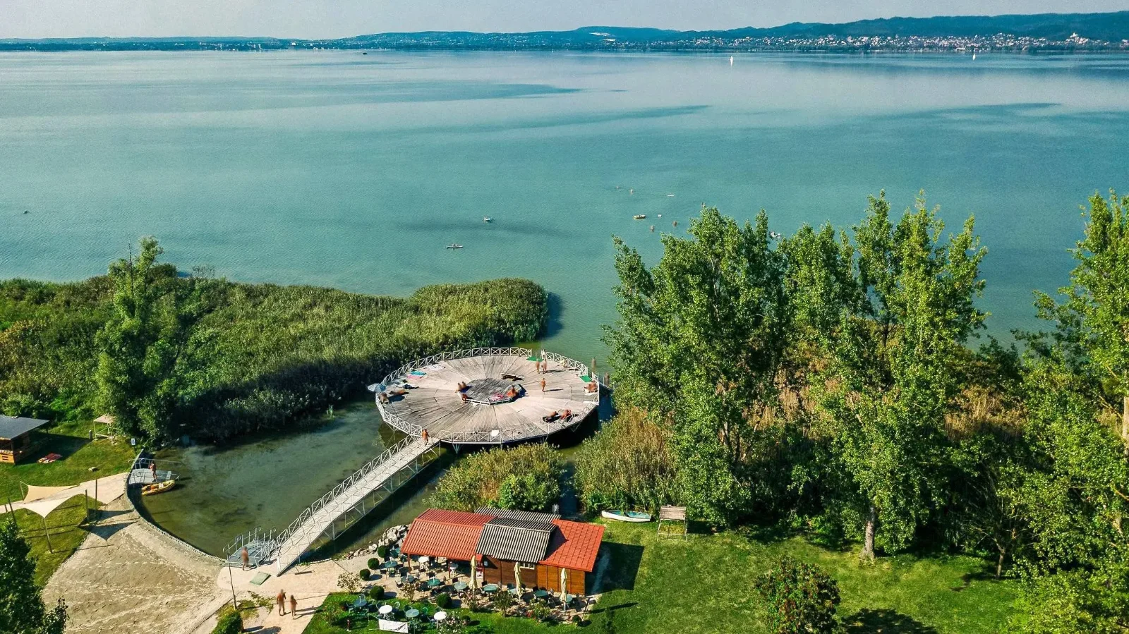 A cselekmény helyszíne, a Balatonberényi Naturista Strand