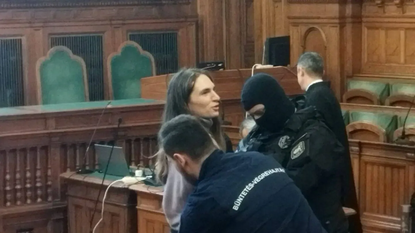 Simeon Ravi Trux magyarverő antifabűnöző a Fővárosi Törvényszéken 2026. január 18-án | Kép forrása: Demokrata